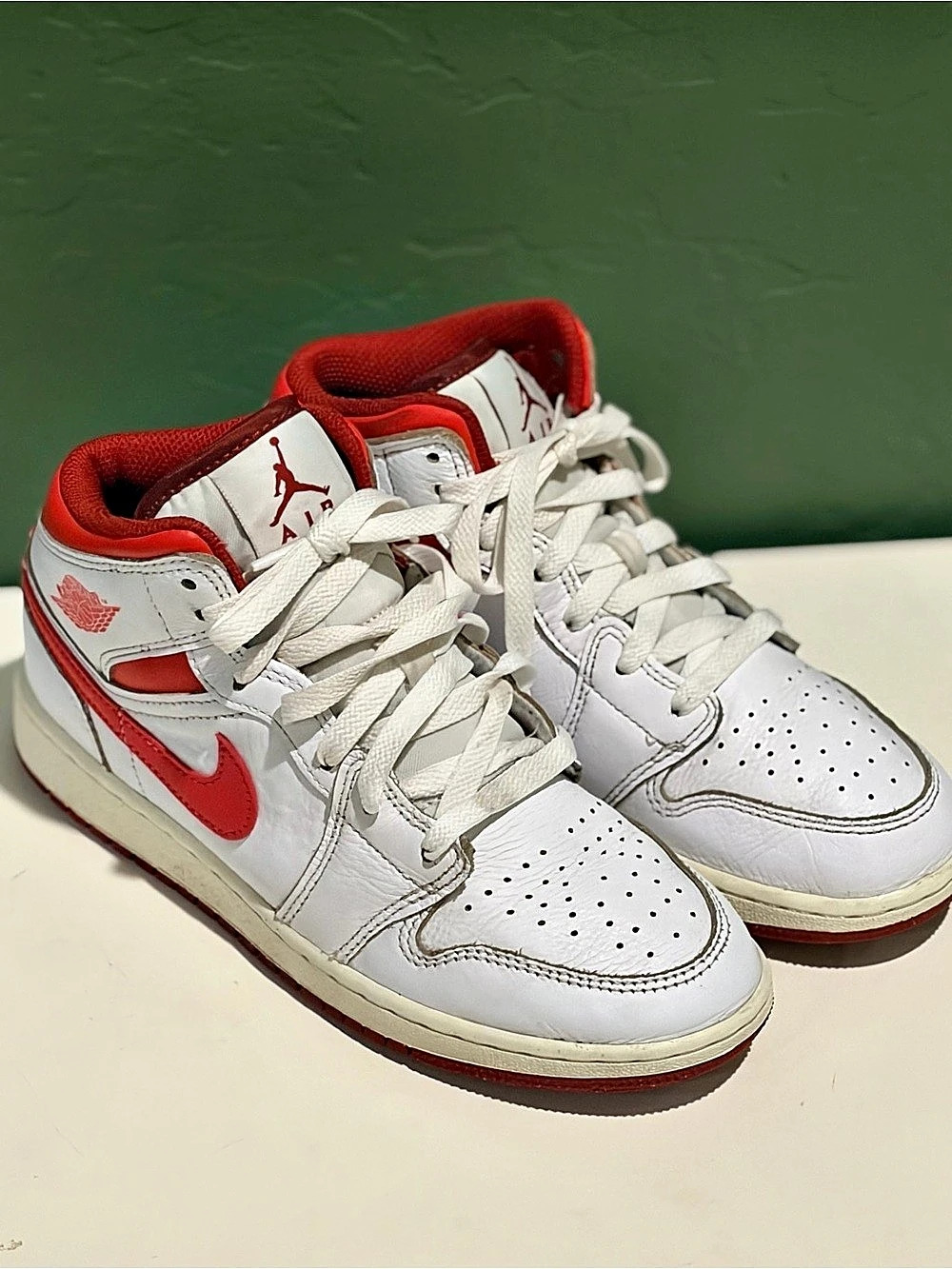 Jordan Air Jordan 1 Mid "White Gym Red Black" Girls US 4.5Y White & Red
